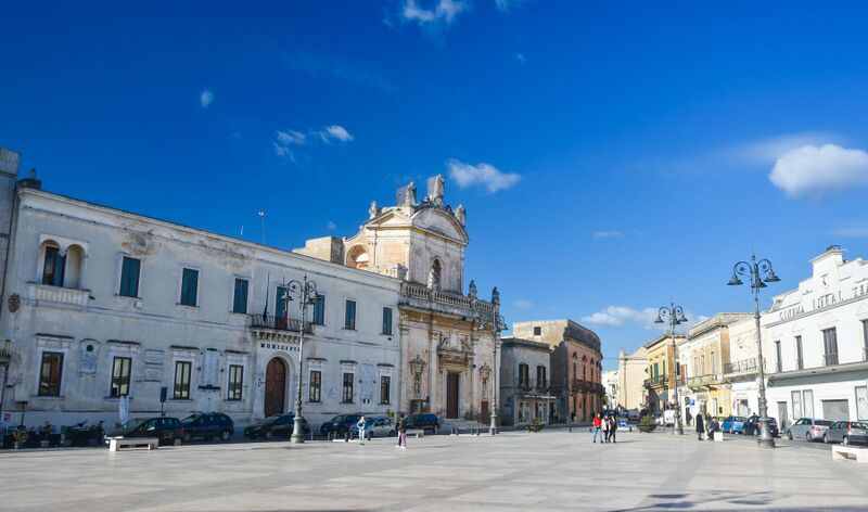 File:Manduria Piazza Garibaldi.jpg